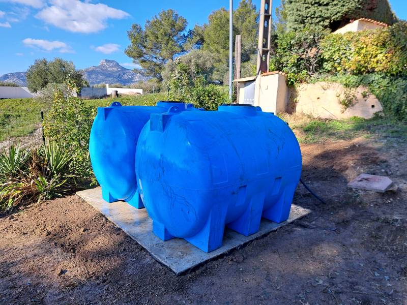 Création d'une dalle en béton et installation de deux cuves de stockage a gémenos